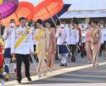 พระบาทสมเด็จพระเจ้าอยู่หัว เเละสมเด็จพระนางเจ้า ฯ พระบรมราชินี เสด็จพระราชดำเนินไปทรงประกอบพิธีวางศิลาฤกษ์แท่นฐานพระบรมราชานุสาวรีย์ อุทยานเฉลิมพระเกียรติร.๙ ตามข่าว